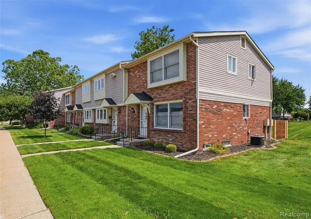 Listing Photo 3 - Condo for sale in building located at 37136 Charter Oaks Blvd, Clinton Township, MI 48036