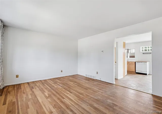Listing Photo 5 - Condo for sale in building located at 37136 Charter Oaks Blvd, Clinton Township, MI 48036