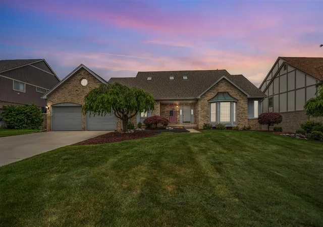 Homes for sale in Livonia, MI | 37120 Turnburry Dr, Livonia, MI 48152 | MLS# 70542300