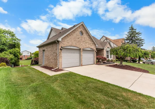 Homes for sale in Livonia, MI | 37120 Turnburry Dr, Livonia, MI 48152 | MLS# 70542300