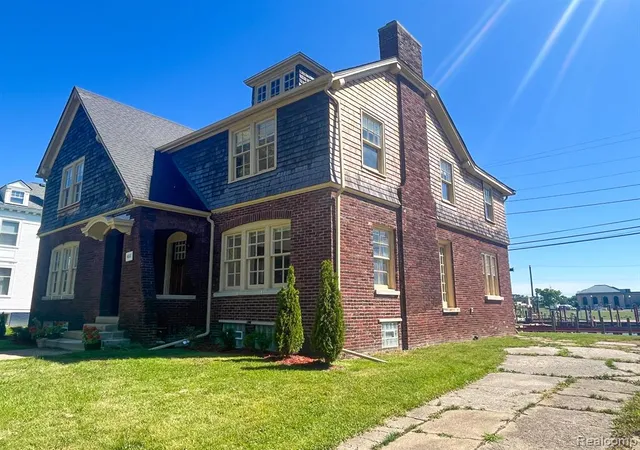 3rd image of 488 Parkview Dr, Detroit, MI 48214 | MLS# 60991639