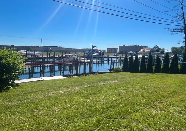 4th image of 488 Parkview Dr, Detroit, MI 48214 | MLS# 60991639