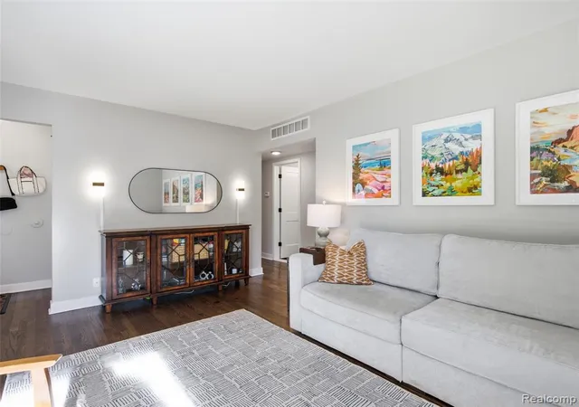 2nd image of 416 Walnut Ave, Royal Oak, MI 48073 | MLS# 61022522