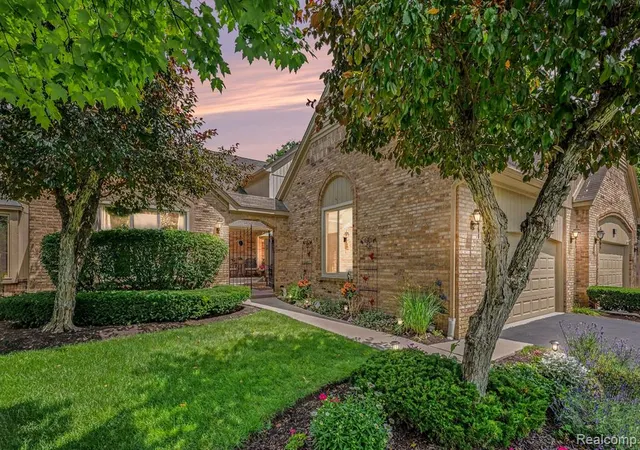 Listing Photo 3 - Condo for sale in building located at 2202 Elm Cir, Shelby Township, MI 48316