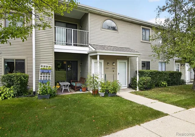 Listing Photo 1 - Condo for sale in building located at 777 Clubhouse Dr, Ypsilanti, MI 48197 4888 - Unit #2