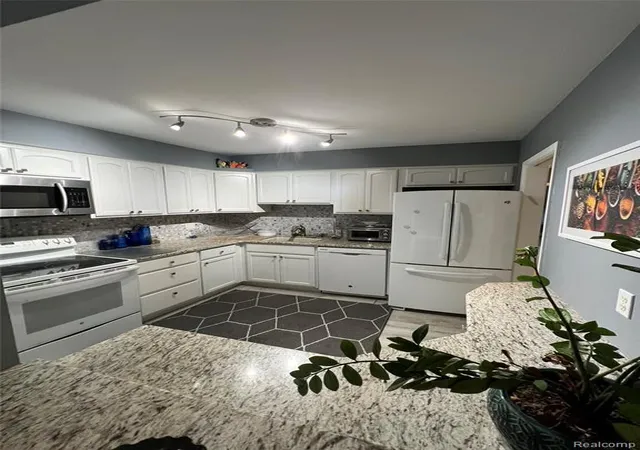 Listing Photo 4 - Condo for sale in building located at 555 Townsend St, Birmingham, MI 48009 - Unit #203