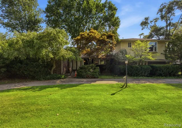 Photo 1 of Single family home for sale at 2726 Bay Dr, West Bloomfield, MI 48324 | MLS# 61011609 | Listing updated on 2026-08-10