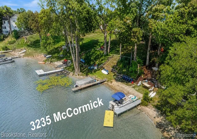 Photo 3 of Single family home for sale at 3235 Mccormick Dr, Waterford, MI 48328 | MLS# 61019246 | Listing updated on 2026-09-06