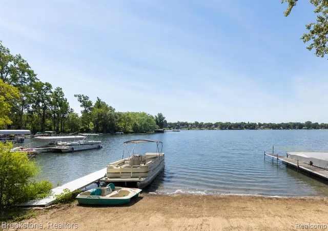 Photo 4 of Single family home for sale at 3235 Mccormick Dr, Waterford, MI 48328 | MLS# 61019246 | Listing updated on 2026-09-06