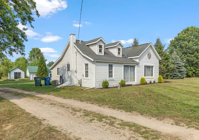 Photo 3 of Single family home for sale at 10681 Fillmore St, Zeeland, MI 49464 | MLS# 70552387 | Listing updated on 2026-09-05