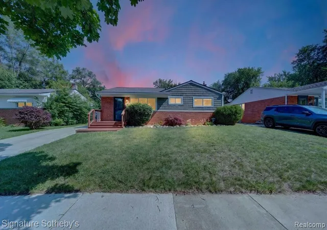 1st image of 300 W Yale Ave, Pontiac, MI 48340 1753 | MLS# 61009325