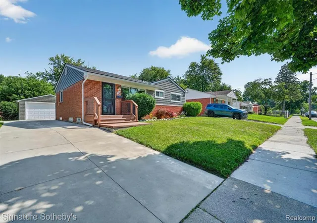 2nd image of 300 W Yale Ave, Pontiac, MI 48340 1753 | MLS# 61009325