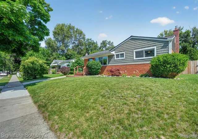 44th image of 300 W Yale Ave, Pontiac, MI 48340 1753 | MLS# 61009325