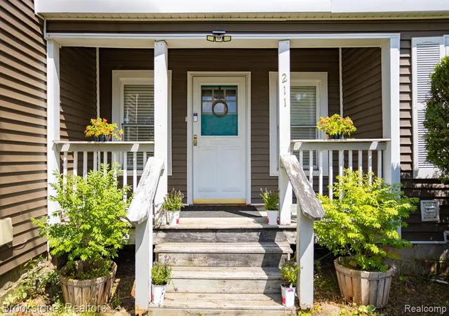Photo 1 of Sale Pending at 211 E Oregon St, Lapeer, MI 48446 | MLS# 61019805 | Listing updated on 2026-08-17
