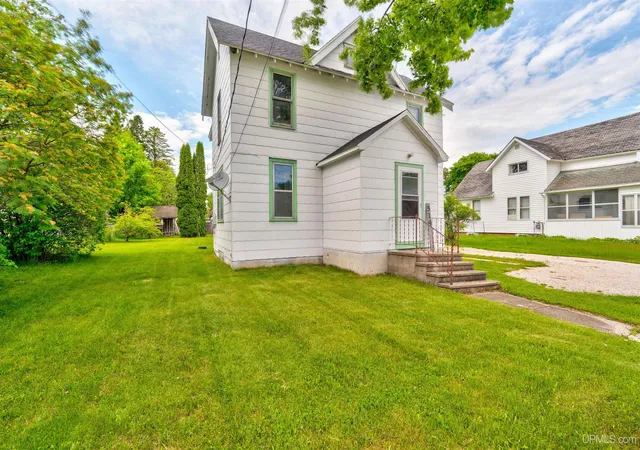 Homes for sale in Manistique, MI | 514 Michigan Ave, Manistique, MI 49854 | MLS# 50211720