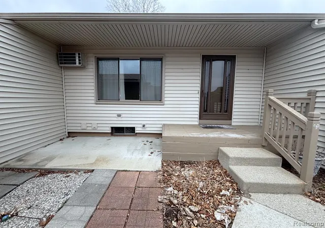 3rd image of 62072 Yorktown - Unit 4, South Lyon, MI 48178 | MLS# 60980342