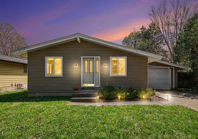 1st image of 1036 Westmoor Dr, Grand Rapids, MI 49504 | MLS# 70527158