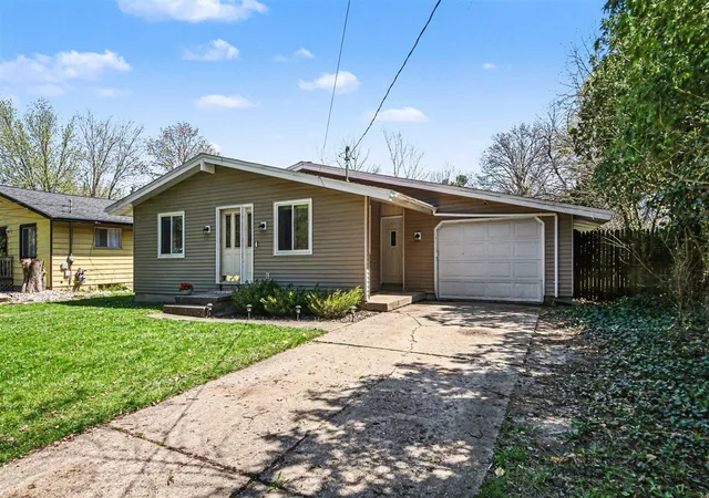 2nd image of 1036 Westmoor Dr, Grand Rapids, MI 49504 | MLS# 70527158