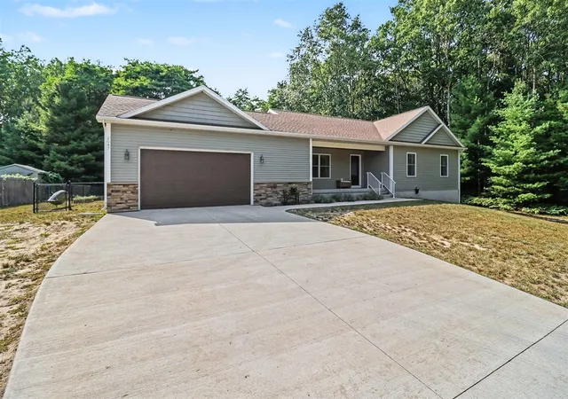 5th image of 2047 N Lakeshore Dr, Ludington, MI 49431 | MLS# 70554509