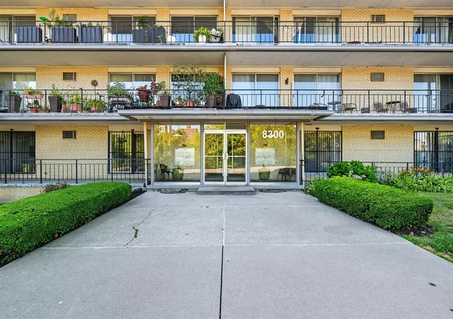 3rd image of 8300 E Jefferson Ave #406, Detroit, MI 48214 | MLS# 70493274