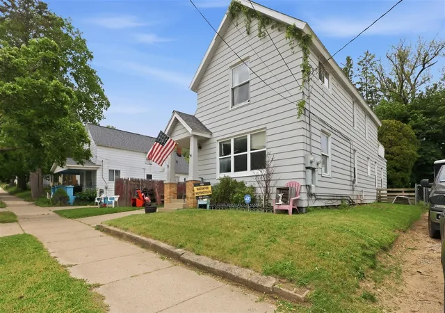 Homes for sale in Grand Rapids, MI | 1121 Crosby St, Grand Rapids, MI 49504 | MLS# 70533948