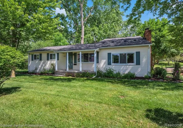1st image of 470 Oak Grove Dr, Lake Orion, MI 48362 | MLS# 61003131