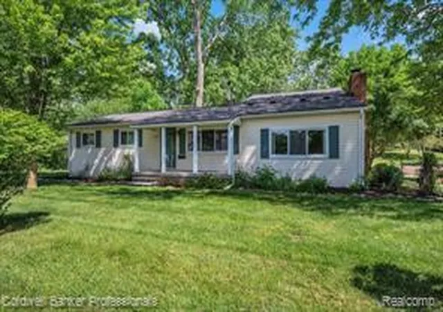 Homes for sale in Lake Orion, MI | 470 Oak Grove Dr, Lake Orion, MI 48362 | MLS# 61003131