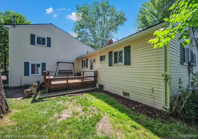 2nd image of 470 Oak Grove Dr, Lake Orion, MI 48362 | MLS# 61003131