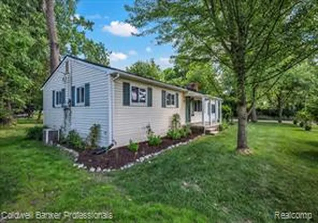 Homes for sale in Lake Orion, MI | 470 Oak Grove Dr, Lake Orion, MI 48362 | MLS# 61003131
