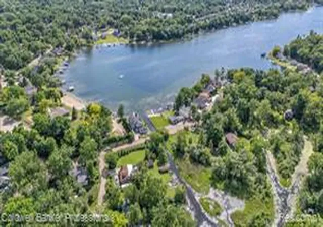 Homes for sale in Lake Orion, MI | 470 Oak Grove Dr, Lake Orion, MI 48362 | MLS# 61003131