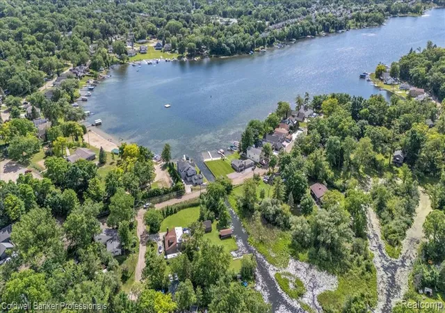 Photo 4 of Sale Pending at 470 Oak Grv Dr, Lake Orion, MI 48362 1876 | MLS# 61003131 | Listing updated on 2026-10-29