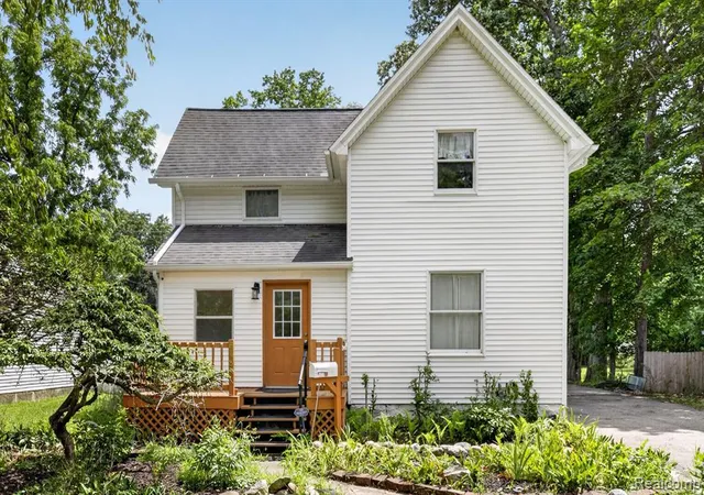 1st image of 543 W Middle St, Chelsea, MI 48118 | MLS# 61014785