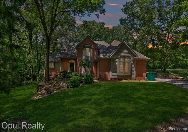 2nd image of 7725 Partridge Hill Dr, Brighton, MI 48116 | MLS# 61008932