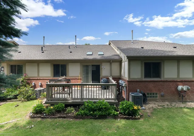 Homes for sale in Clinton Township, MI | 18600 Valleybrook Ln, Clinton Township, MI 48038 | MLS# 50212670