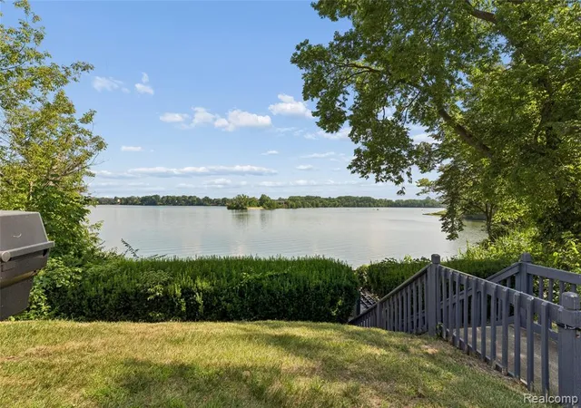Homes for sale in Ypsilanti, MI | 9597 Harbour Cove Court, Ypsilanti, MI 48197 | Houzeo