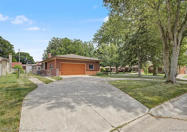 Photo 4 of Sale Pending at 27110 Clairview Dr, Dearborn Heights, MI 48127 | MLS# 61018856 | Listing updated on 2026-09-06