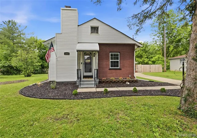 Homes for sale in Livonia, MI | 18905 Maplewood St, Livonia, MI 48152 | MLS# 61004965