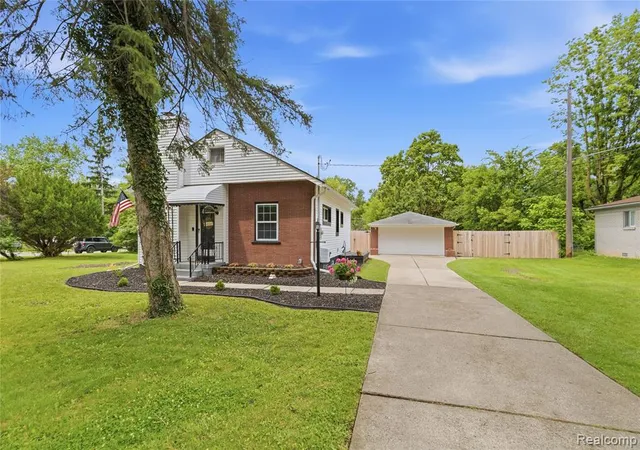 Homes for sale in Livonia, MI | 18905 Maplewood St, Livonia, MI 48152 | MLS# 61004965