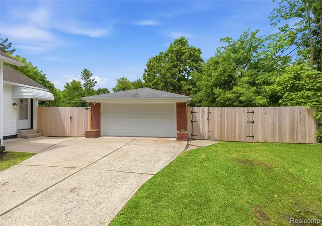 Homes for sale in Livonia, MI | 18905 Maplewood St, Livonia, MI 48152 | MLS# 61004965