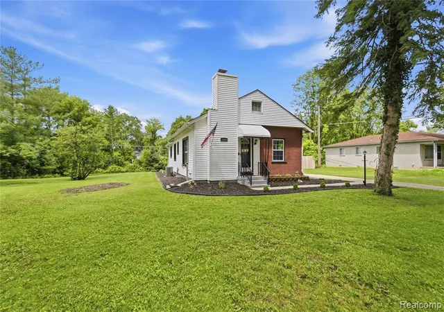 Homes for sale in Livonia, MI | 18905 Maplewood St, Livonia, MI 48152 | MLS# 61004965