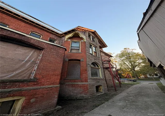 3rd image of 1564 Cadillac Blvd, Detroit, MI 48214 | MLS# 60947460