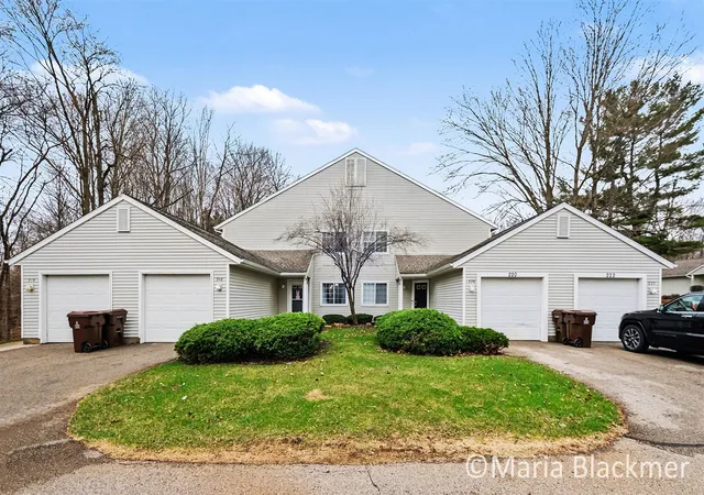 Homes for sale in Rockford, MI | 216 Hunters Ln, Rockford, MI 49341-1354