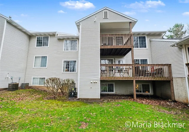 Homes for sale in Rockford, MI | 216 Hunters Ln, Rockford, MI 49341-1354