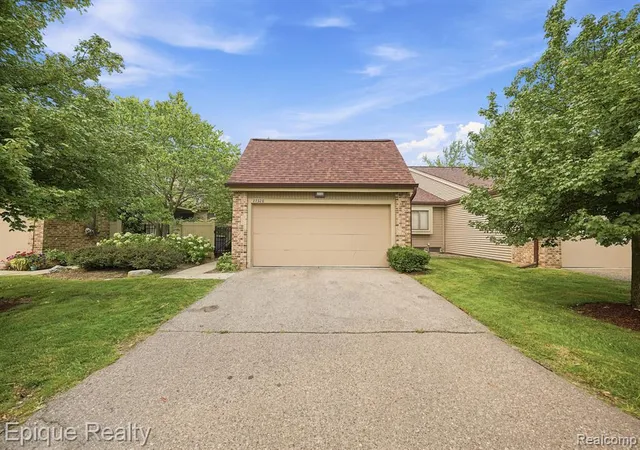 Photo 2 of Condo for sale at 27328 Apple Blossom Ln, Southfield, MI 48034 1049 | MLS# 61012872 | Listing updated on 2026-09-08