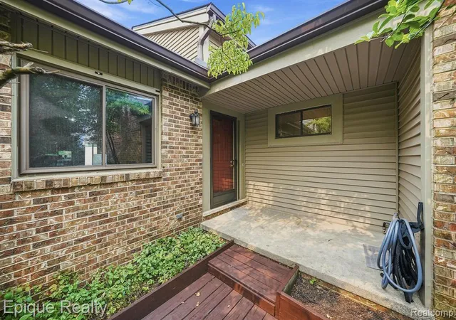 Listing Photo 4 - Condo for sale in building located at 27328 Apple Blossom Ln, Southfield, MI 48034