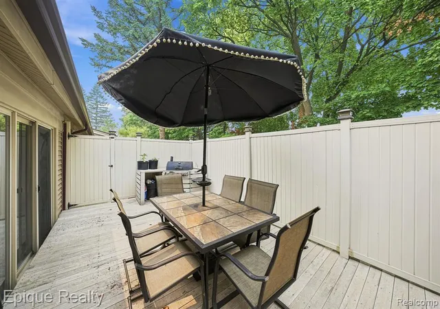 Listing Photo 5 - Condo for sale in building located at 27328 Apple Blossom Ln, Southfield, MI 48034