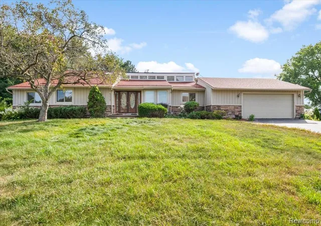 Photo 2 of Single family home for sale at 4337 Ravinewood Dr, Commerce Twp, MI 48382 1640 | MLS# 61024799 | Listing updated on 2026-09-12