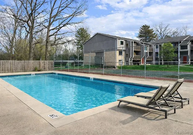 Homes for sale in Farmington Hills, MI | 29860 W 12 Mile Road, Farmington Hills, MI 48334 | Houzeo