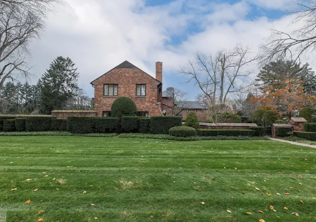 Photo 3 of Sale Pending at 379 Lakeland St, Grosse Pointe, MI 48230 | MLS# 50175039 | Listing updated on 2026-08-25