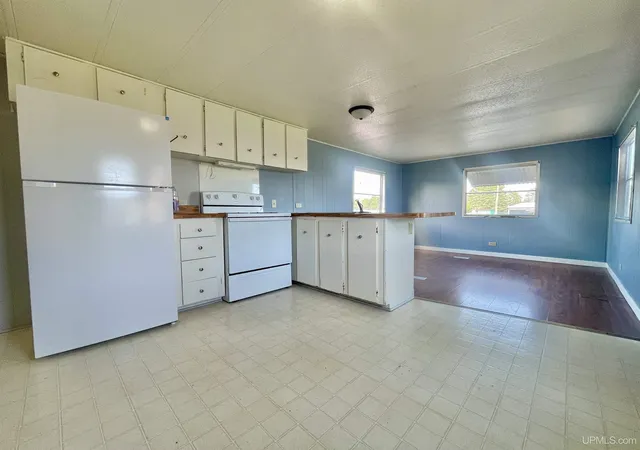 Homes for sale in Manistique, MI | 908 1/2 Arbutus #4 Ave, Manistique, MI 49854 | MLS# 50212571